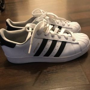 Adidas superstar Men’s 6, women’s 7.5